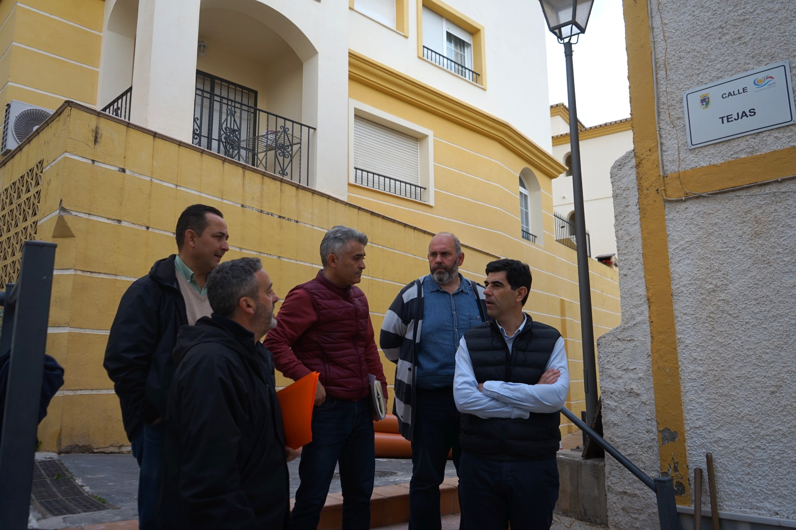 Alcalde junto a concejal y técnicos en una visita a la obra de Calle Tejas