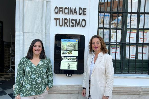 Concejala de Turismo, Raquel López, junto a técnica del área con la plataforma Cicerone