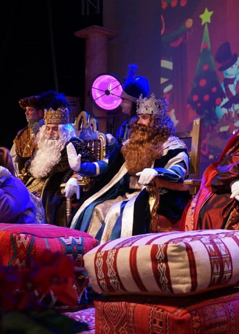 RECEPCIÓN DE SSMM LOS REYES MAGOS A LAS FAMILIAS DE COÍN