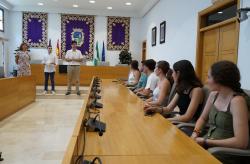 Recepción a estudiantes becados en el Ayuntamiento de Coín