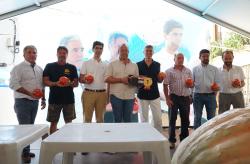 Representantes institucionales con el ganador de la puja, Paco García