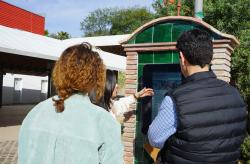 Alcalde junto a concejala en visita plataforma