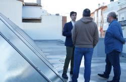 Alcalde y concejal delegado en visita a paneles fotovoltaicos