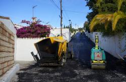Trabajos de asfaltado en urbanización El Gato y Caballo Blanco