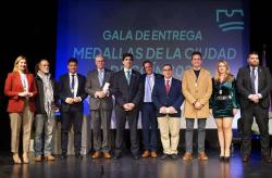 Medallas de la Ciudad con alcalde y portavoces municipales