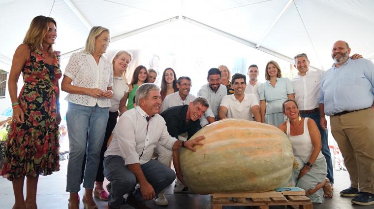 Representantes Institucionales con la calabaza, premiada al producto más espectacular
