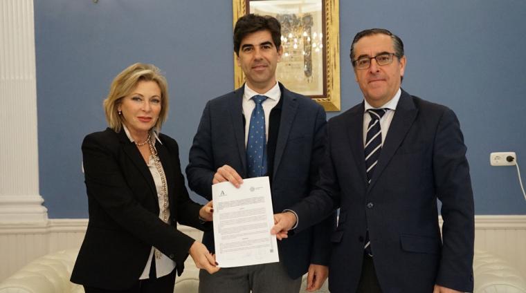 Alcalde Francisco Santos firma convenio junto a Delegado Teritorial de Desarrollo Educativo, Miguel Briones, y de Empleo, Carmen Sánchez