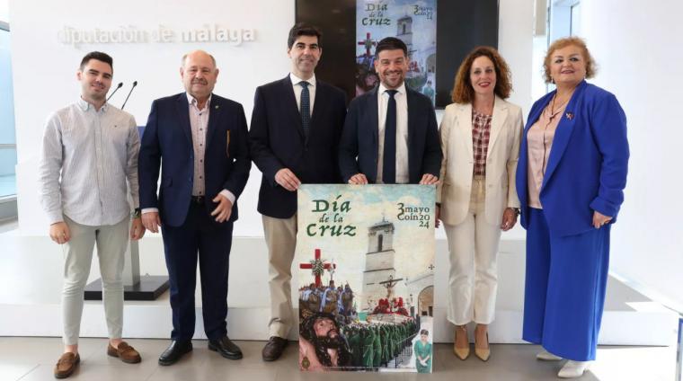 Alcalde, Vicepresidente primero Cristobal Ortega, Hermano Mayor, y concejales en la presentación del 3 de mayo 2024