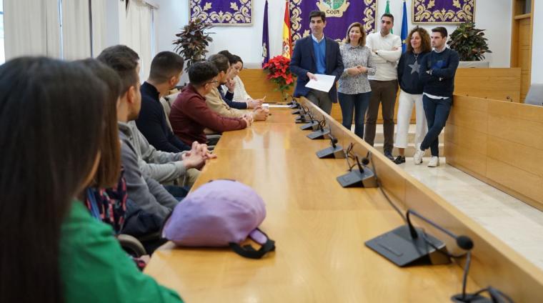 Alcalde y concejales en firma de contrato con 9 jóvenes coineños