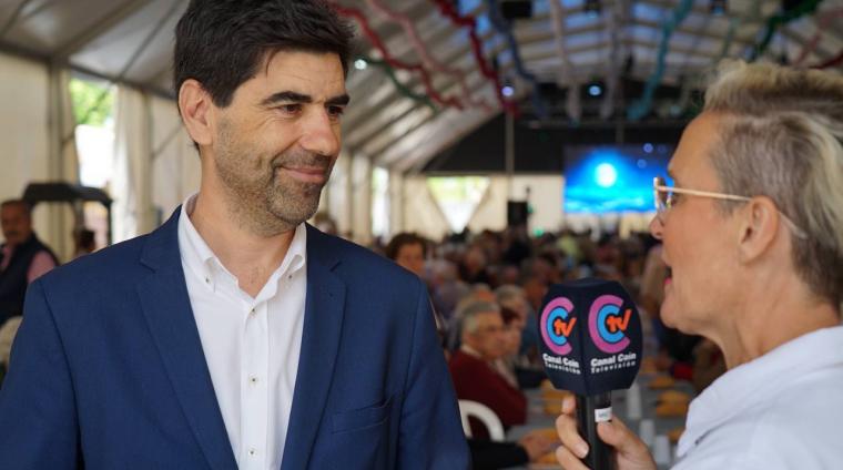 Alcalde atendiendo medios en Fiestas Primavera 2024