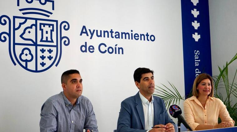 Alcalde junto a concejales