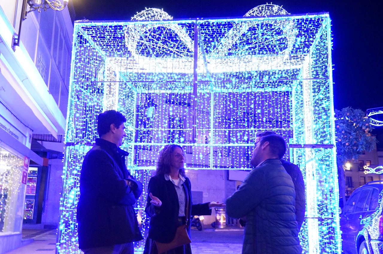 Alcalde y concejales en visita a comercios locales en Navidad